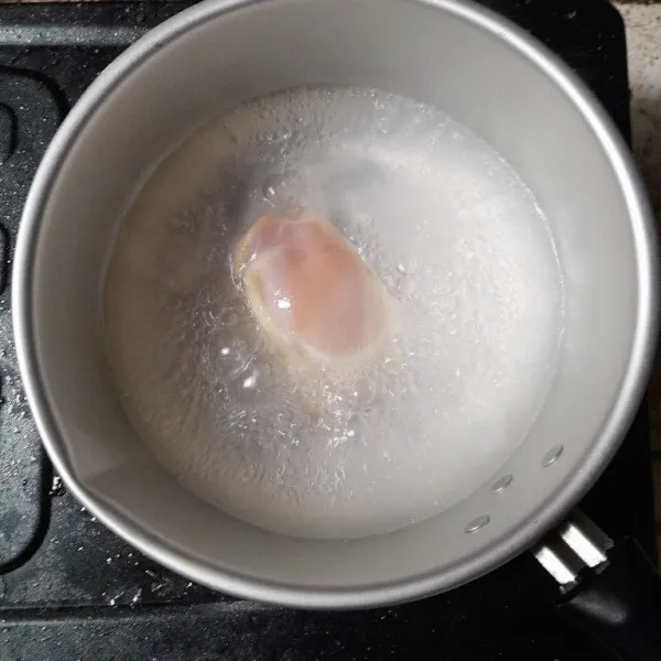 Didihkan air bersama fillet paha ayam, masak hingga ayam matang.