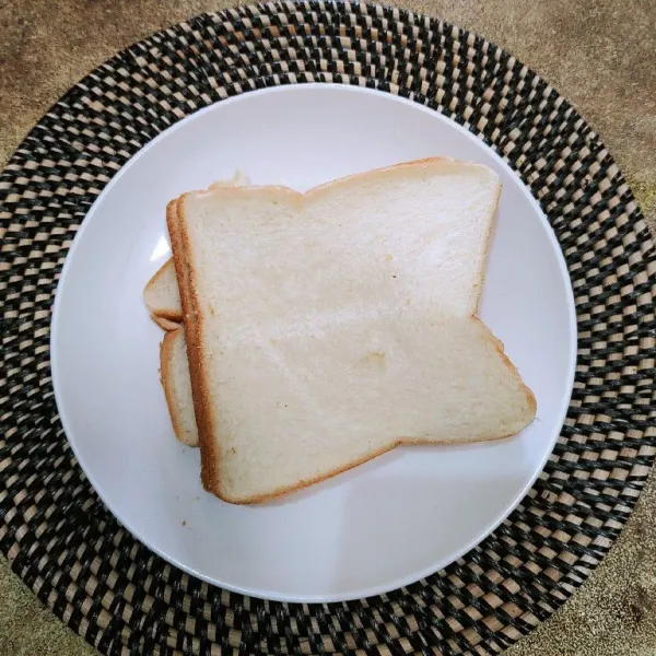 Siapkan roti tawar lalu bentuk bulat menggunakan ring cutter roti.