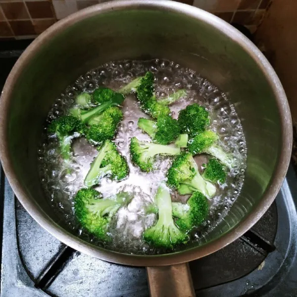 Kemudian rebus brokoli untuk toping sampai setengah matang, lalu tiriskan.