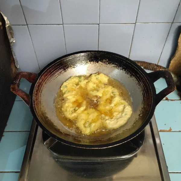 Goreng hingga kuning kecoklatan.