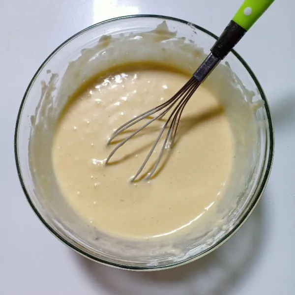Kemudian campur tepung, susu, margarin cair dan telur. Aduk hingga tercampur rata dan tidak bergerindil.