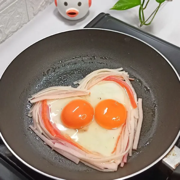 Masukkan telur.