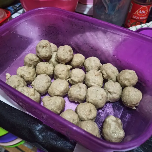 Siapkan bakso.