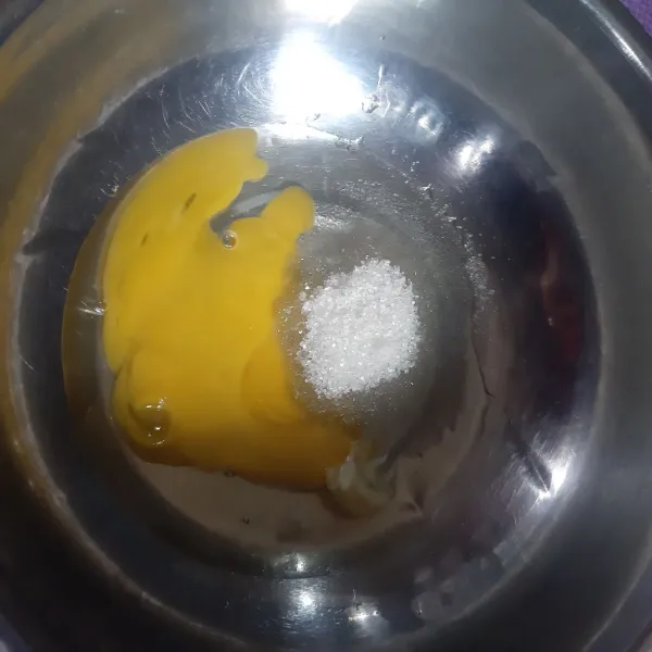 Aduk gula pasir dan telur hingga putih pucat.