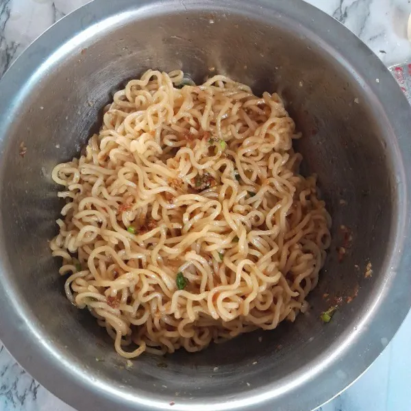 Masukkan mie yang sudah direbus sebelumnya, aduk rata bersama chili oil. Cicipi rasanya.