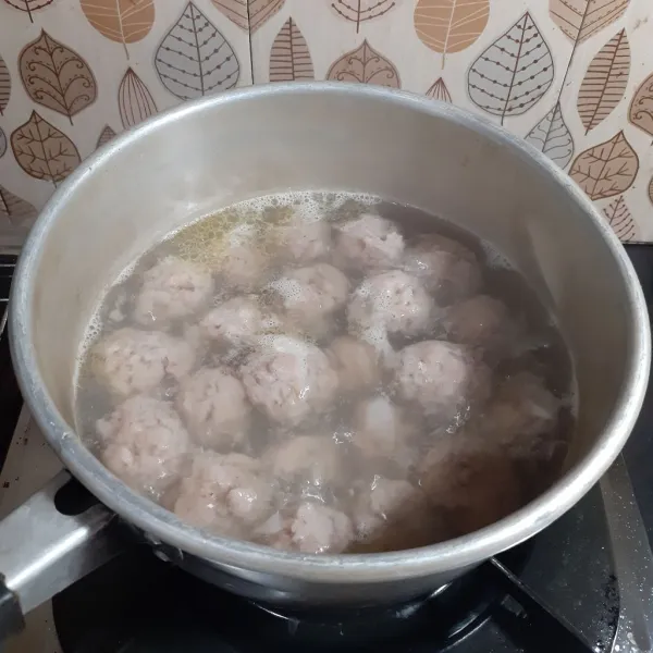 Panaskan air, lalu rebus hingga meatball mengambang beberapa saat. Tiriskan. Siap digunakan. Air rebusan bisa dimanfaatkan untuk membuat sup / bakso.