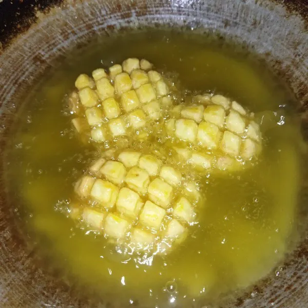 Goreng kentang hingga matang, angkat lalu sajikan selagi hangat.