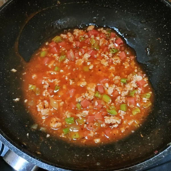 Siapkan saos bolognese home made untuk olesan roti.