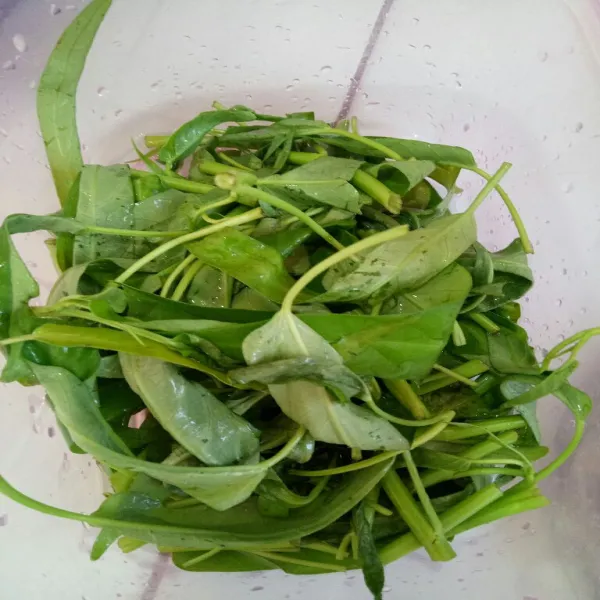 Petik kangkung dan bersihkan.