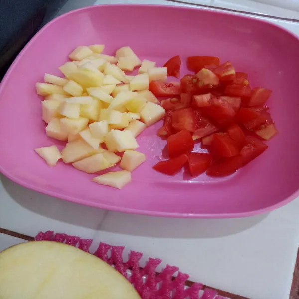 Potong apel dan tomat.