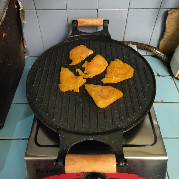 Panaskan panggangan. Panggang ayam dengan api kecil, olesi dengan bumbu kacang hingga merata.