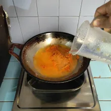 Tuang air, aduk rata.