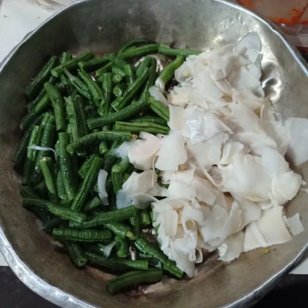 Potong pendek kacang panjang, siapkan juga rebung, cuci bersih.