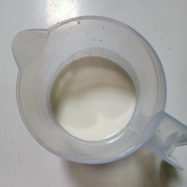 Dalam wadah masukkan susu dan air jeruk nipis, diamkan selama 10 menit.
