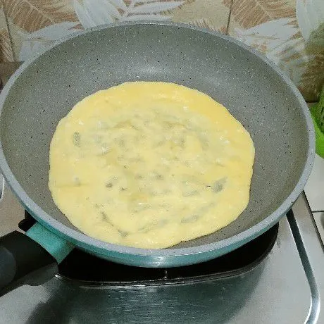 Panaskan teflon, olesi dengan sedikit minyak. Masukkan adonan telur secukupnya. Lalu gulung.