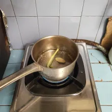 Rebus air hingga mendidih, lalu masukkan serai dan jahe. Rebus kembali hingga tercium aroma rempahnya.