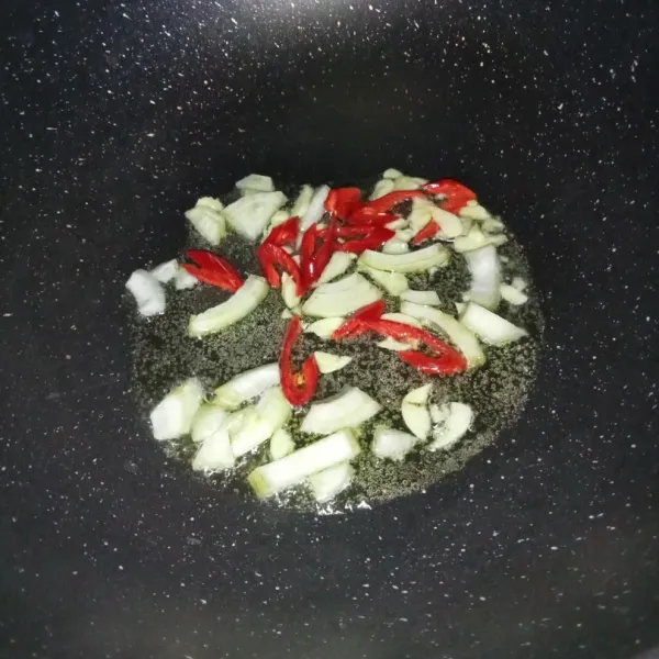 Tumis bawang bombay, bawang putih dan cabai merah sampai harum.