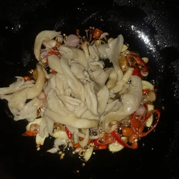Masukkan jamur tiram, aduk-aduk sampai jamur matang.