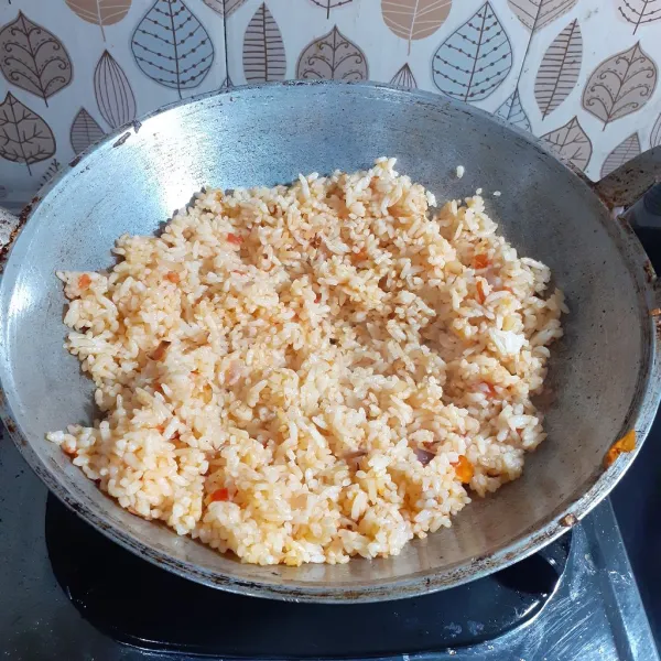 Masak hingga semua tercampur rata, butiran nasi terpisah dengan baik. Cicip dan koreksi rasa. Sajikan.