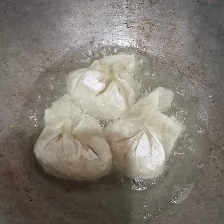 Kemudian goreng hingga kulitnya ke coklatan.