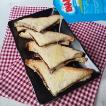 Tata roti di piring saji, lalu kucuri dengan krimer kental manis dan siap disajikan.