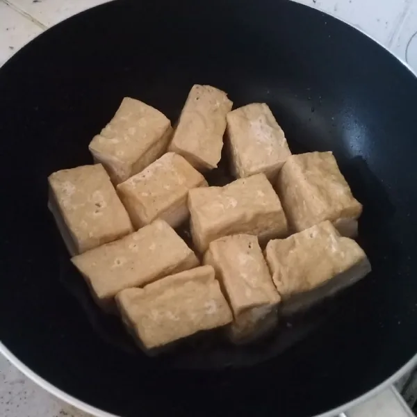 Goreng tahu sampai matang.