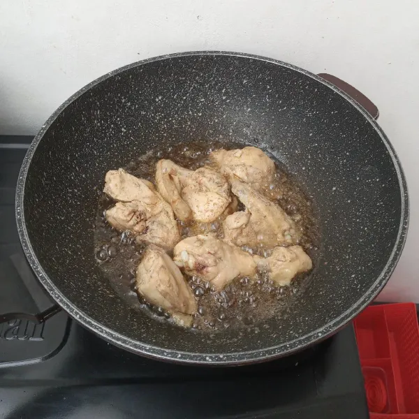 Goreng ayam ungkep santan hingga matang  angkat, sisihkan.