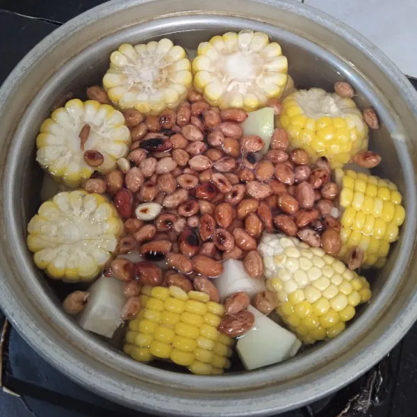 Masukkan kacang tanah, melinjo & asem, masak sampai empuk mendidih.