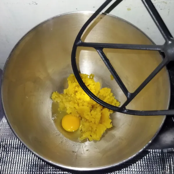 Jika sudah dingin, masukkan telur satu persatu dan mikser hingga semua bahan tercampur rata.