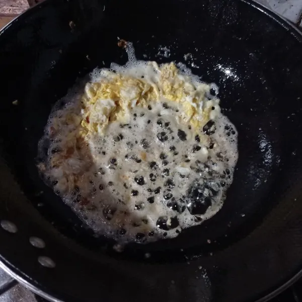 Panaskan mentega, buat telur orak arik sampai matang, masukan bawang putih cincang, masak sampai matang.