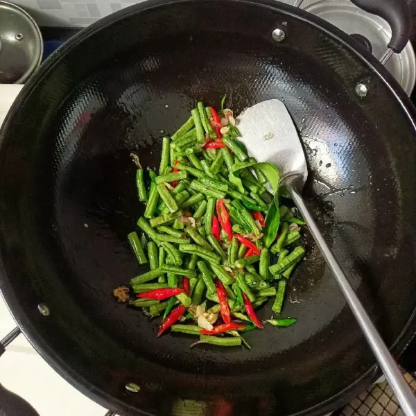 Masukkan daun salam, kacang panjang, cabe merah dn hijau masak hingga layu