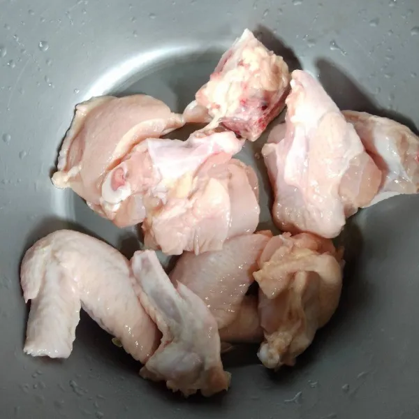 Potong dan cuci ayam