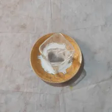 Masukkan teh celup ke dalam gelas saji.
