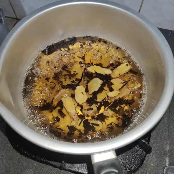 Masukkan teh tubruk dan irisan jahe, rebus sampai berubah warna dan aroma jahe keluar.
