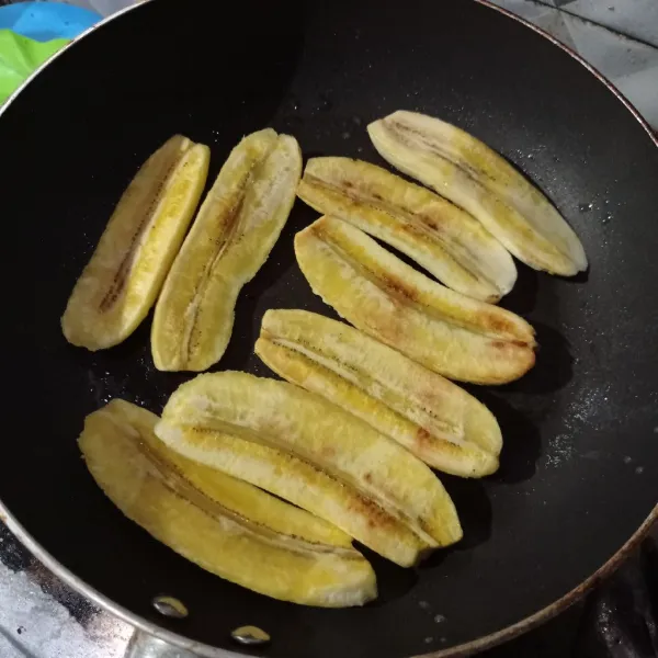 Lalu masak sampai kedua sisi pisang matang dan keemasan.
