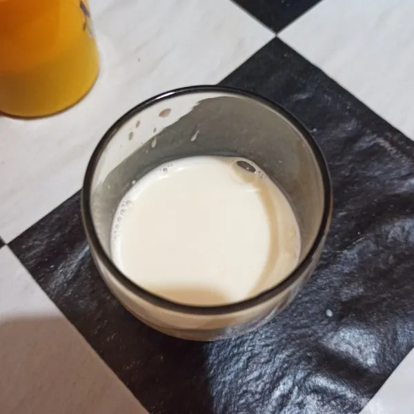Tuang susu ke wadah/gelas.
