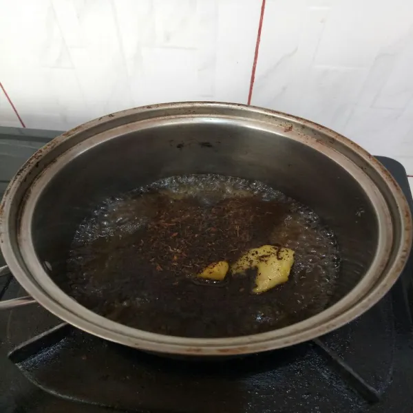 Masukkan teh serbuk ke dalam didihan air. Masak hingga warnanya pekat.