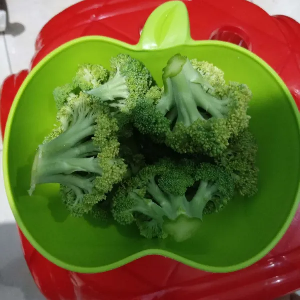 Cuci bersih brokoli, potong-potong per kuntum atau sesuai selera.