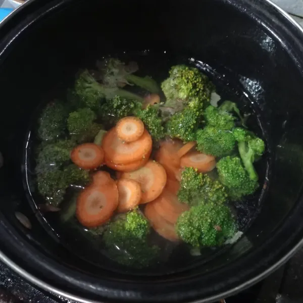 Lalu masukkan brokoli dan wortel, masak setengah matang, tes rasa.