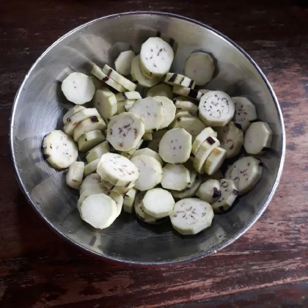 Rendam terong dengan air, tambahkan sedikit garam, diamkan 10 menit, cuci bersih dan tiriskan.