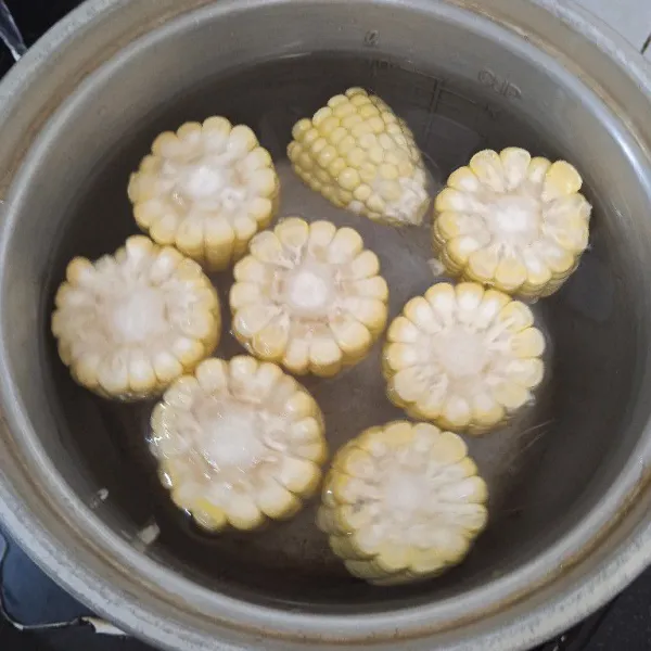 Masukkan air & jagung ke panci, rebus sampai 1/2 matang.