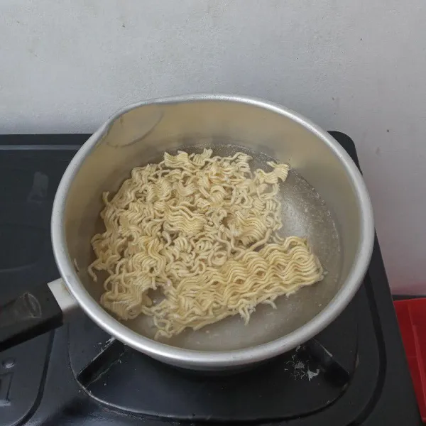 Didihkan air, masukkan mie instan, masak hingga matang.