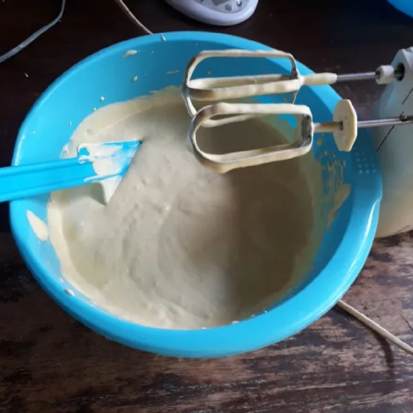 Tambahkan tepung terigu dan susu yang sudah diayak, mixer kecepatan rendah asal rata saja.