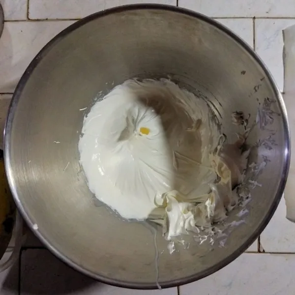 Cream vla, mixer air es, whip cream dan vla instan hingga mengembang. Lalu masukan kedalam piping bag dan istirahatkan sejenak dalam kulkas.