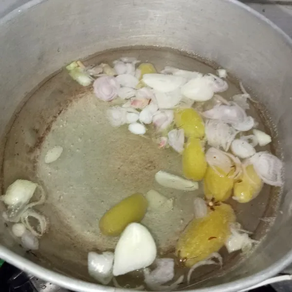 Rebus air hingga mendidih lalu masukkan bawang merah, bawang putih dan belimbing wuluh.