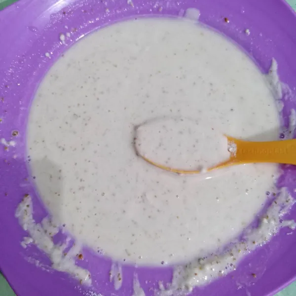Buat adonan celupan, campurkan tepung bumbu dengan air lalu aduk rata.
