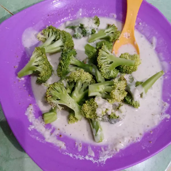 Celupkan brokoli dalam tepung bumbu.