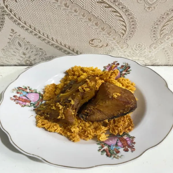 Ayam kremesan siap disajikan.