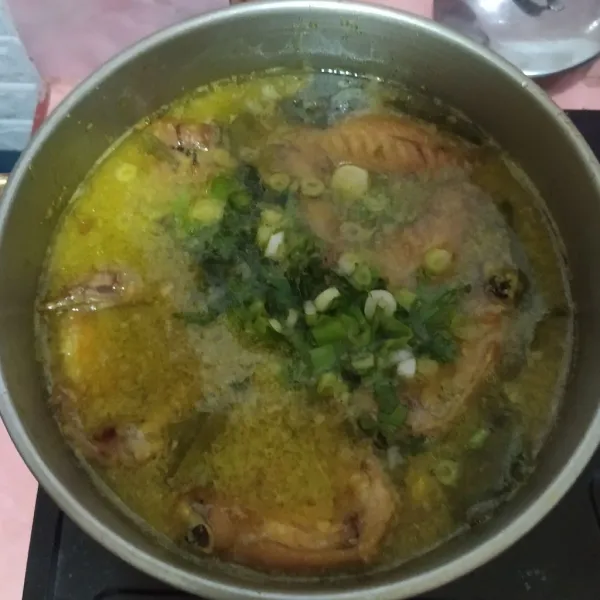 Masukkan kembali sayap ayam goreng ke dalam panci. Masukkan irisan daun bawang prei dan seledri.
Siap untuk disajikan bersama irisan kubis, soun dan sambal soto.