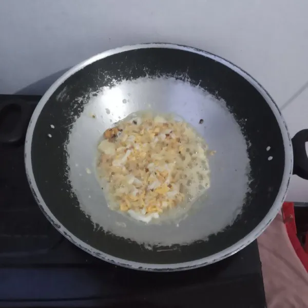 Masukkan telur lalu masak orak arik